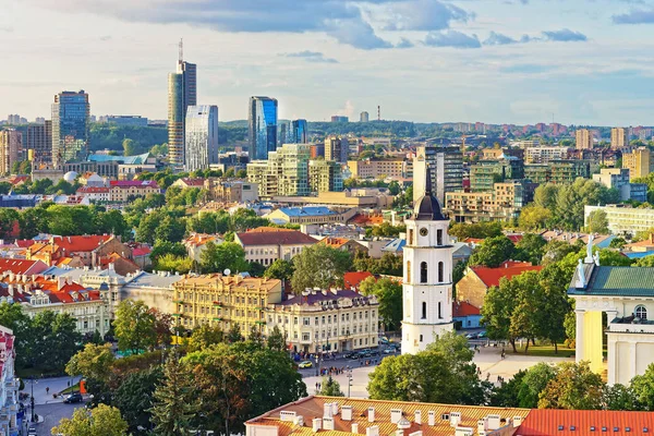 A Dóm tér és a pénzügyi kerület Vilnius háztetők — Stock Fotó