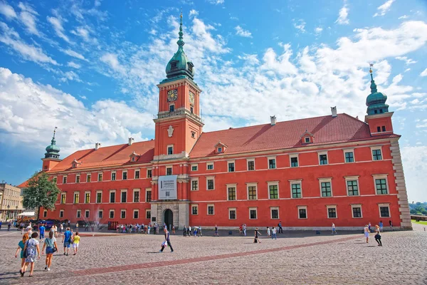 People at Royal Castle in Castle Square in Warsaw — Stock Photo, Image