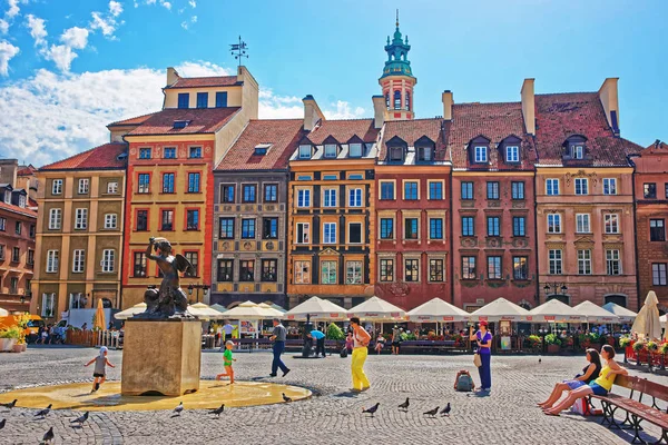 Personas en la Sirena en la Plaza del Mercado de la Ciudad Vieja en Varsovia — Foto de Stock