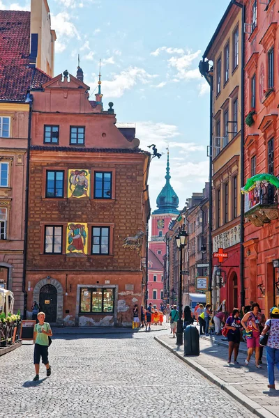 Osób na rynku starego miasta w Warszawie — Zdjęcie stockowe