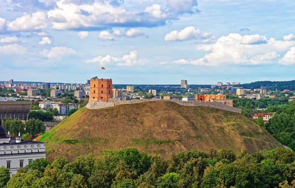 Gediminas Tower on the hill and rooftops of Vilnius — Stock Photo, Image