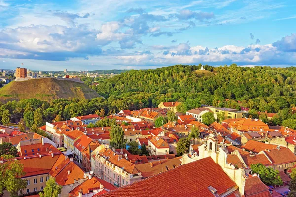 Gediminas-tornyot, és három kereszt Kalnai parkban, Vilnius — Stock Fotó