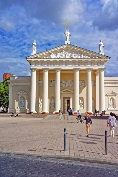 Székesegyház és a Vilnius óvárosában található a Dóm tér — Stock Fotó