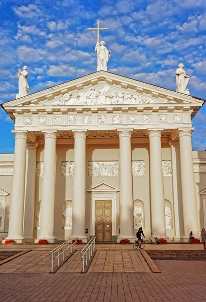 Katedra na placu katedralnym w starym mieście Vilnius — Zdjęcie stockowe