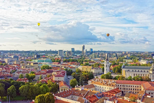 Katedraltorget och finansdistriktet med air ballonger i Vilnius — Stockfoto