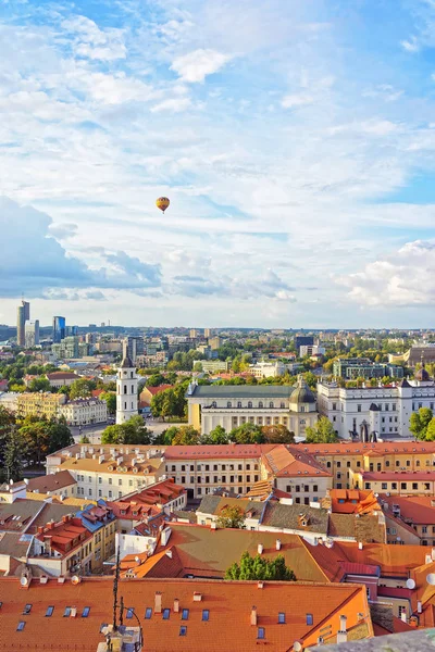 Piazza della Cattedrale e quartiere finanziario con pallone aerostatico di Vilnius — Foto Stock