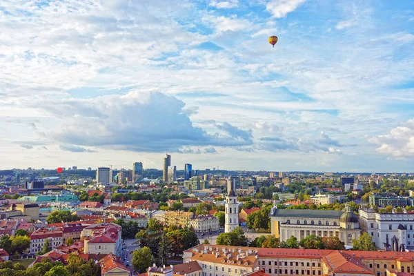 Katedraltorget och finansdistriktet med luftballong Vilnius — Stockfoto