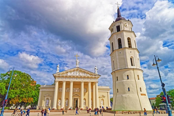 Plaza de la Catedral y campanario en el casco antiguo de Vilna —  Fotos de Stock
