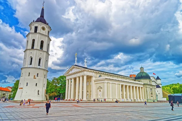 Plaza de la Catedral y campanario en el casco antiguo de Vilna —  Fotos de Stock