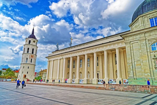 Plac Katedralny i dzwonnicy w starym mieście Vilnius — Zdjęcie stockowe