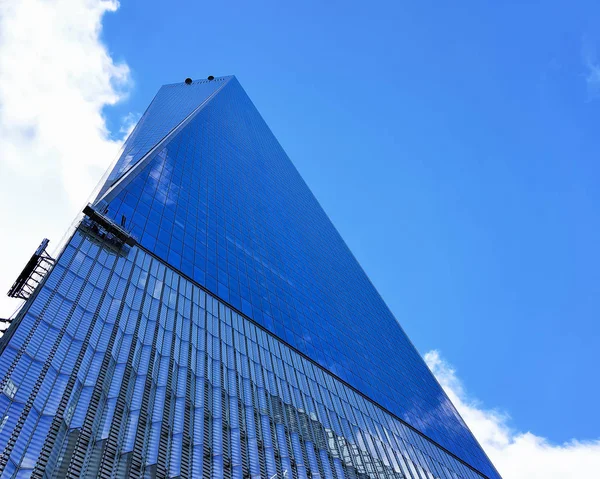 自下而上的玻璃在美国纽约的摩天大楼上的视图 — 图库照片