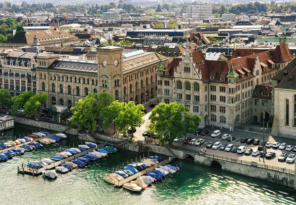 Boote bei Post und Stadthaus am Limmatfluss Zürich — Stockfoto