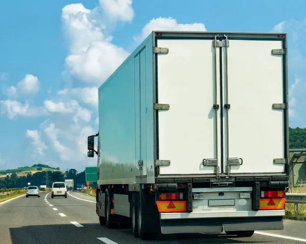 Camión en carretera en el cantón de Ginebra en Suiza — Foto de Stock