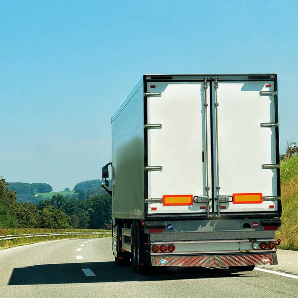 Ciężarówka na drodze w Szwajcarii — Zdjęcie stockowe