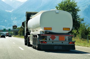 İsviçre Valais Kanton'da yolda kamyon