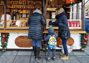 İnsanlar Vilnius Xmas piyasada Hatıra evinde
