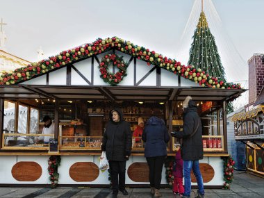 İnsanlar Vilnius Xmas pazarda Hatıra evinde