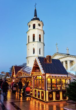 İnsanlara gingerbread hediye Noel pazarı Vilnius