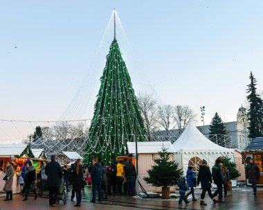 İnsanlar bir şekilde dekore edilmiş Noel ağacı ve Vilnius evlerde Hediyelik eşya