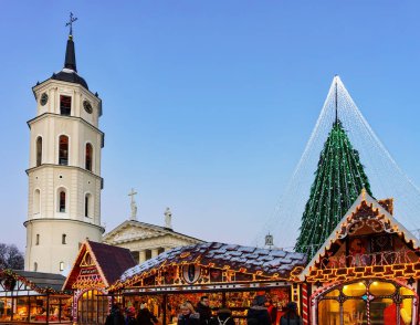 İnsanlar bir şekilde dekore edilmiş Noel ağacı ve Hediyelik eşya Xmas Market