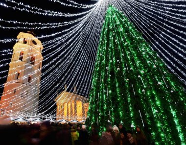 Alacakaranlıkta insanlar Vilnius Noel pazarı ve Xmas ağacı