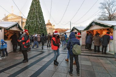 İnsanlar Hatıra evleri ve katedral Meydanı Vilnius adlı Noel ağacı