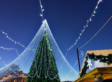 Vilnius Litvanya yüklü süslemeleri ile parlak Noel ağacı