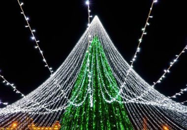 Vilnius Katedrali kare yüklü dekorasyon ile Noel ağacı