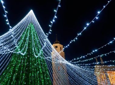 Noel ağacı ve katedral çan kulesi Vilnius
