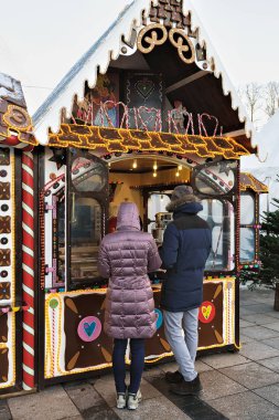 Noel Hediyelik eşya dükkanı ve ziyaretçiler Vilnius Litvanya