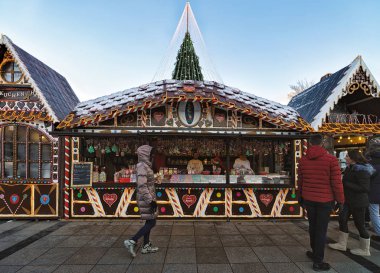 Noel Hediyelik eşya ev ve Vilnius Katedrali kare üzerinde kişi