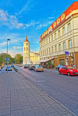 Sokak ve çan kulesi Vilnius Katedrali meydanında