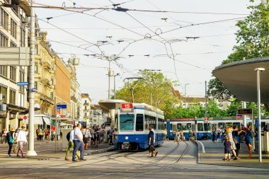 Zürih şehir merkezinde otobüs durağında tramvay çalıştırma