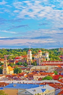 Eski şehir ve towers Vilnius'ın Kilisesi Çatı