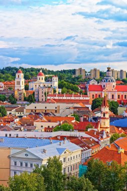 Vilnius eski şehirde kiliseler Kuleli çatı