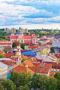 Çatı eski kiliseler kuleleri olan Vilnius şehirde en fazla