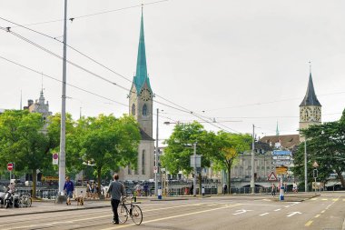 İnsanlar Fraumunster ve St Peter Kilisesi Limmatquai'de Zürih