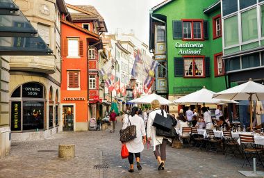 İnsanlara Augustinergasse yayalara Zürih merkezinde