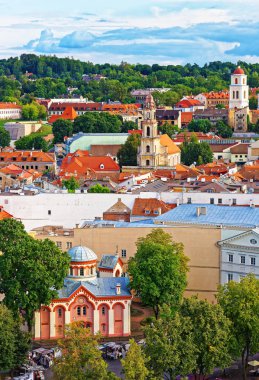 Paraskeva Kilisesi ve Vilnius eski şehrin diğer kiliseler kuleleri