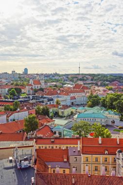 Eski kasaba çatılar ve tüm azizler Vilnius Kilisesi