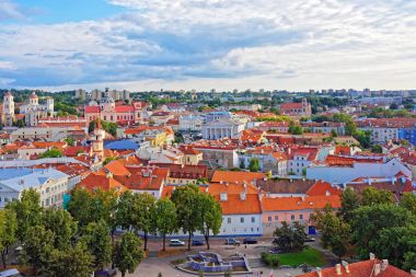 Kilise kulesi ve Belediye Binası ile eski şehir Vilnius