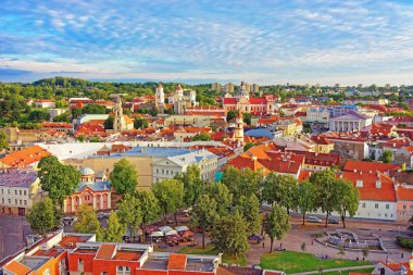 Vilnius kiliseler kuleleri ve Belediye Binası olan eski şehirde