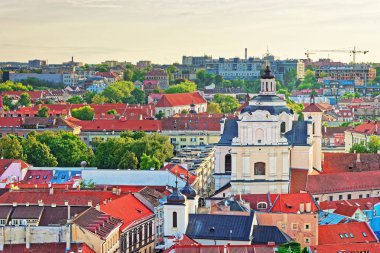 Kutsal Ruh Kilisesi ve Vilnius eski şehir rooftops
