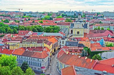 Kutsal Ruh Kilisesi ve eski şehir Vilnius rooftops