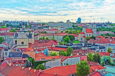 Kutsal Ruh Kilisesi ve eski şehir Vilnius, çatıları