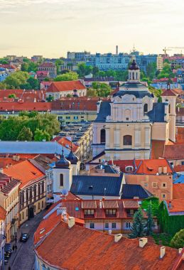 Eski şehir Vilnius, kutsal ruh kilise ve çatı üstleri