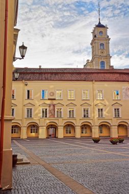 Avlu ve Astronimical Gözlemevi kule Vilnius Üniversitesi