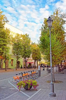 Eski Şehir Vilnius Pilies Caddesi üzerinde bisiklet