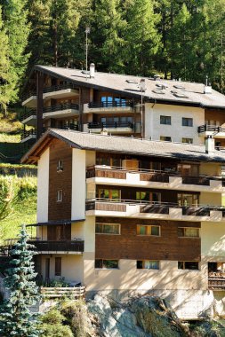 Zermatt dağlarda ahşap geleneksel İsviçre dağ evi