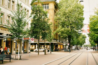 Bahnhofstrasse Zürih'te lüks saat dükkanlar ile sokak